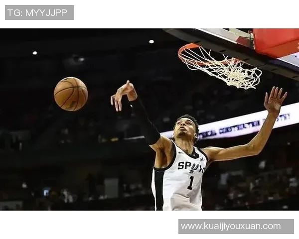 文班亚马首场比赛表现亮眼5次盖帽与字母哥隔扣引发热议